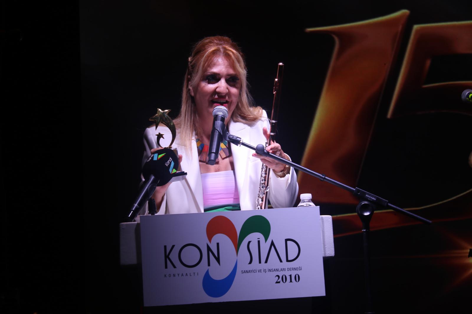 Leyl Bayramogularinin Kac Odulu Var