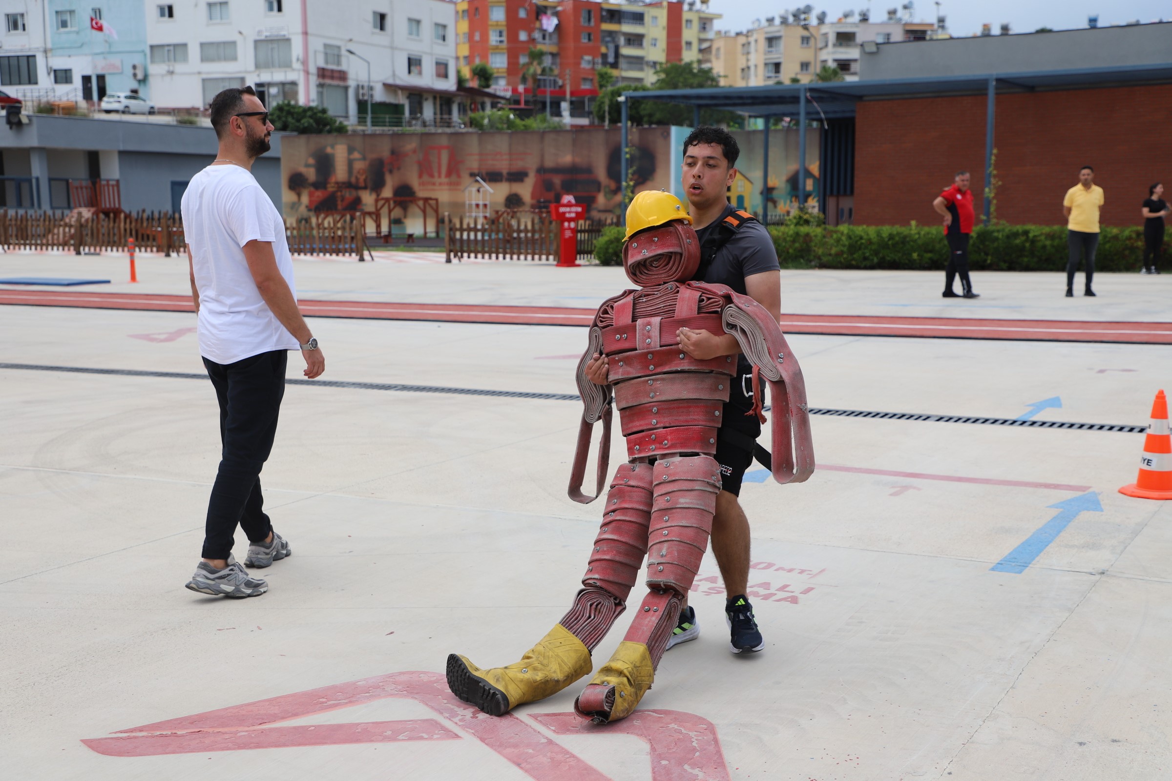 Mersin'de Itfaiye Eri Adayları Parkur Sınavına Hazırlanıyor (4)