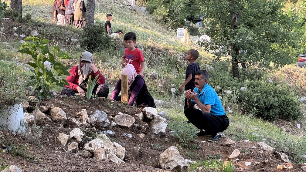 Mersinde Koy Sakinleri Mezarlik Ziyareti (1)