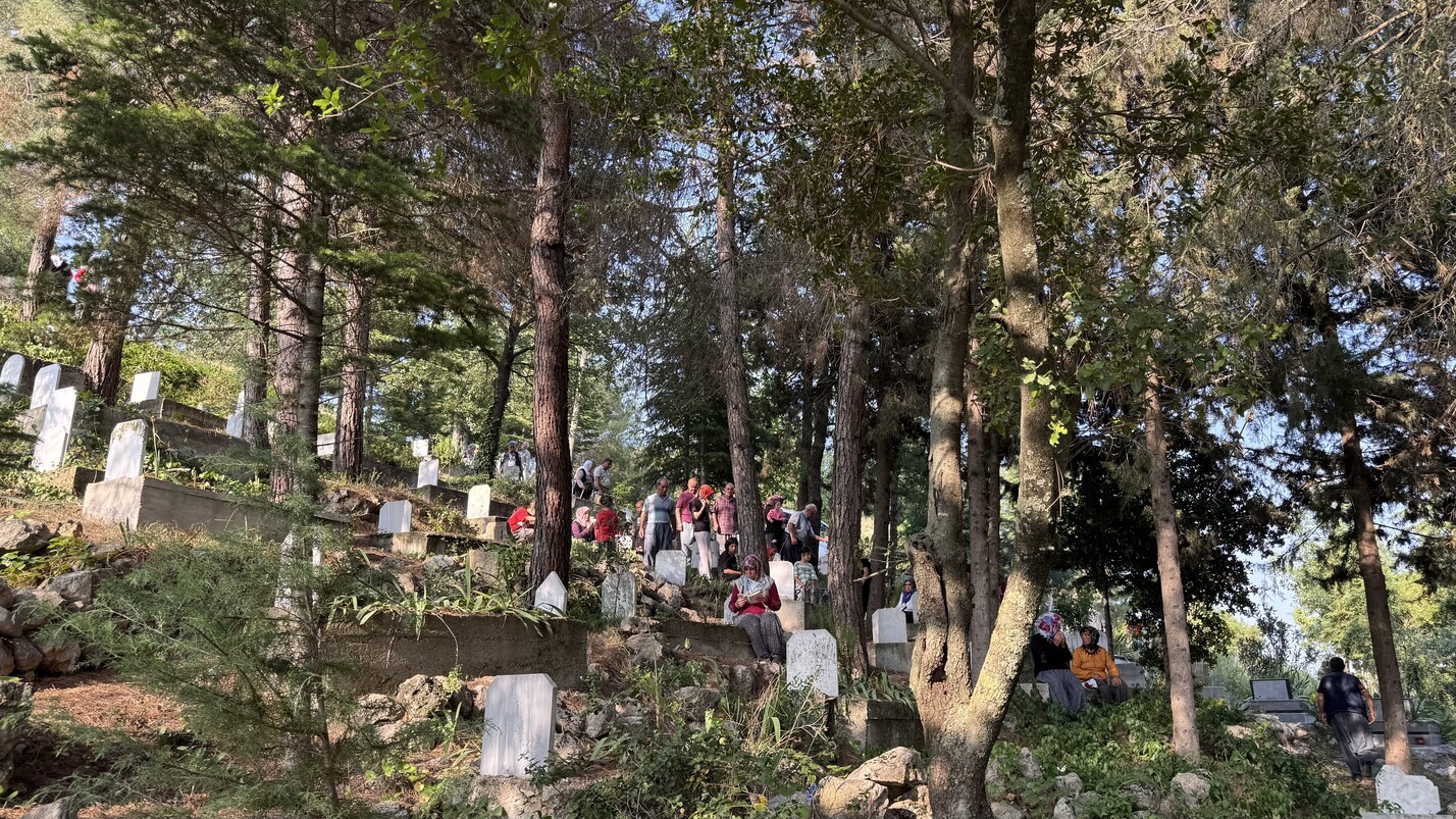 Mersinde Koy Sakinleri Mezarlik Ziyareti (3)