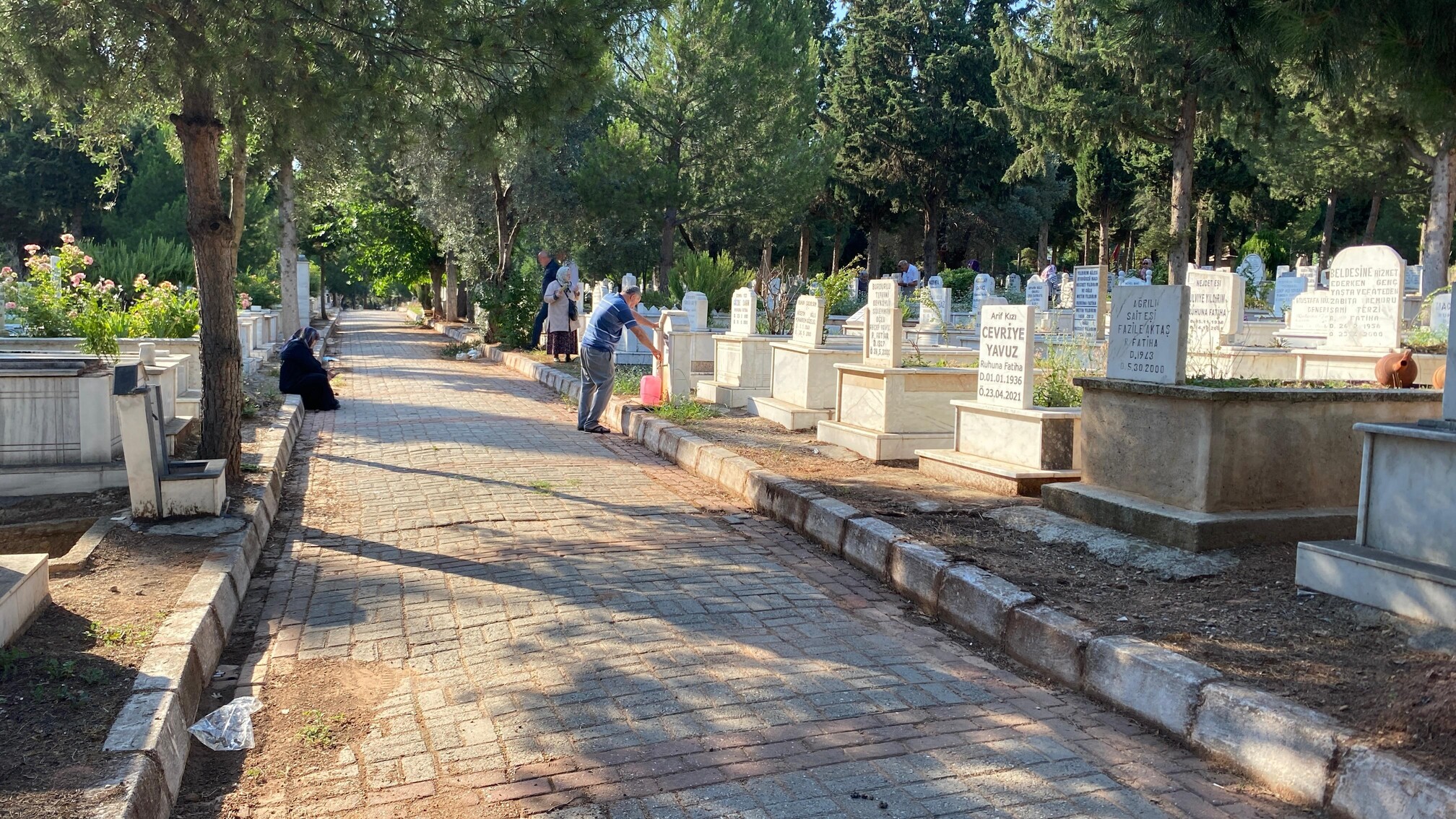 Mezarliklar Arife Gunu Doldu Tasti (3)