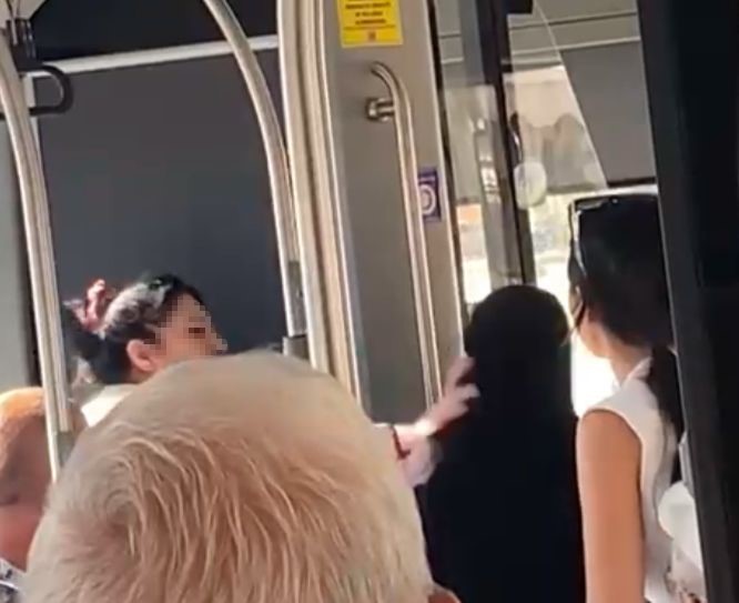 Otobüste Tesettürlü Kadına Hakaret Arbede Yaşandı (2)