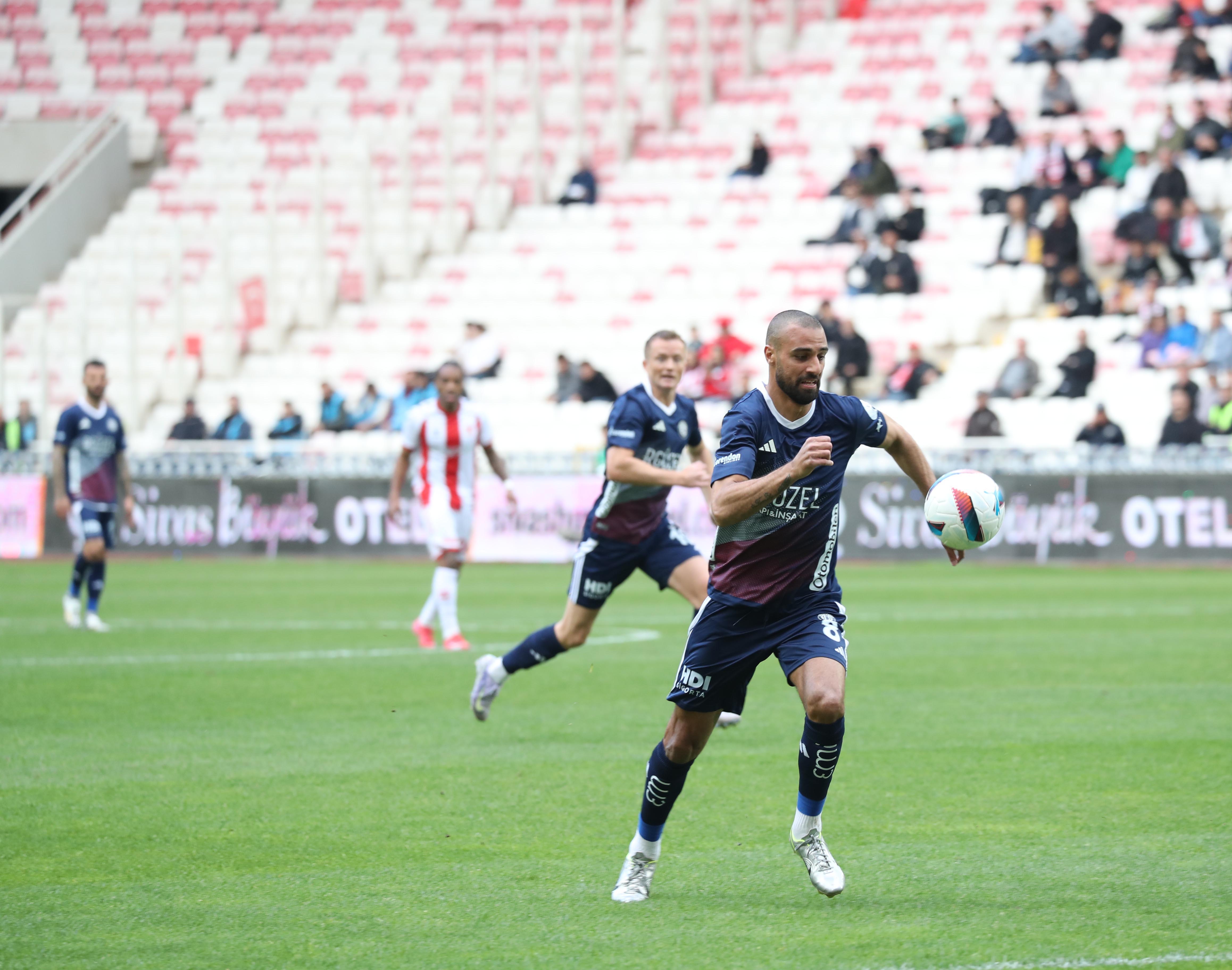 Ramzi Safouri 09 (1)