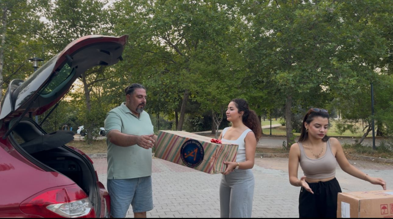 Üniversiteli Öğrencilerden Hatay'daki Çocuklara Karne Hediyesi (2)