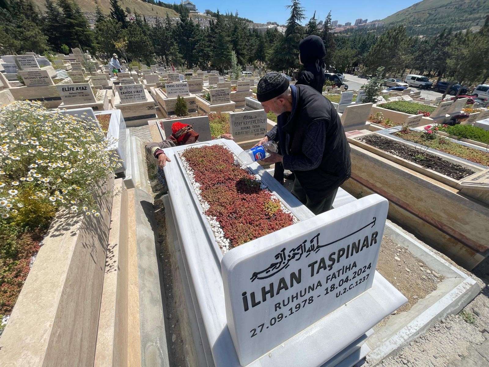 Vali Yigitbasi Yasli Cifti Evlatlarinin Mezarina Kavusturdu (3)