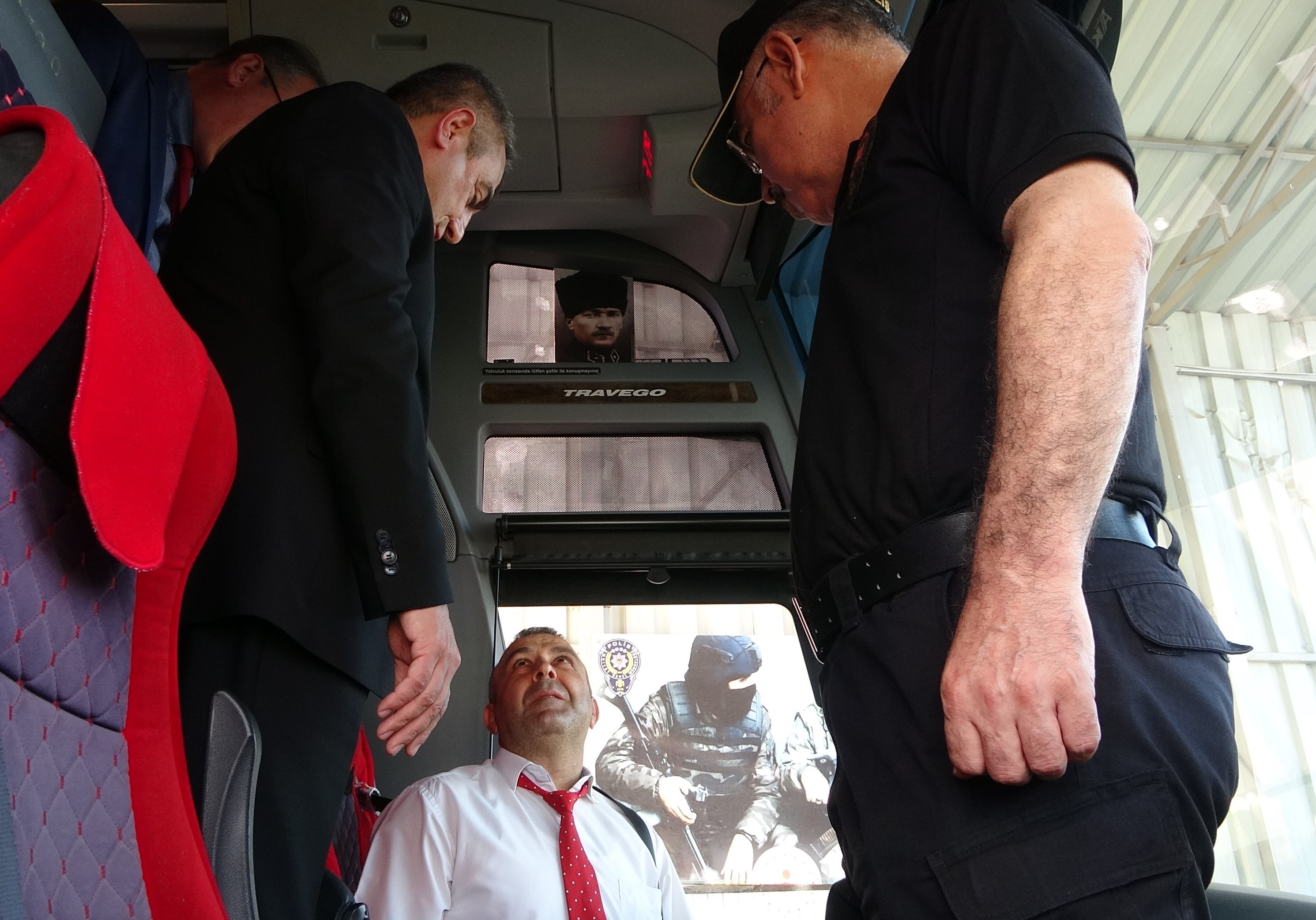 Vali Yolcuları Tebrik Etti, Ceza Yiyen Otobüsün Sürücüsünü Uyardı (1)