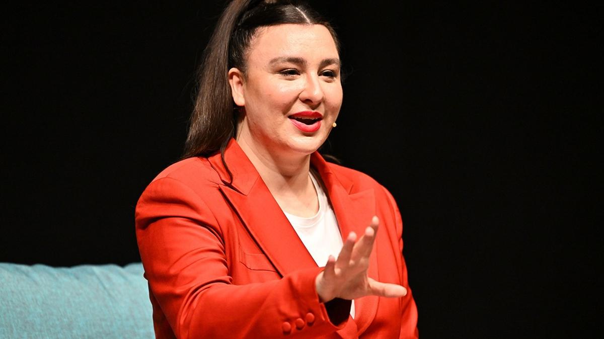 Yasemin Sakallioglu Gösterisi