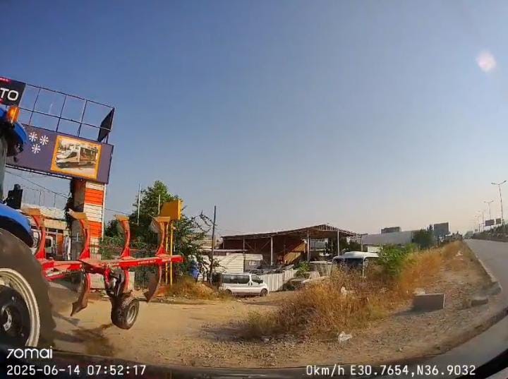 Yeni Aldığı Araca Traktör Çarpıp Kaçtı (1)