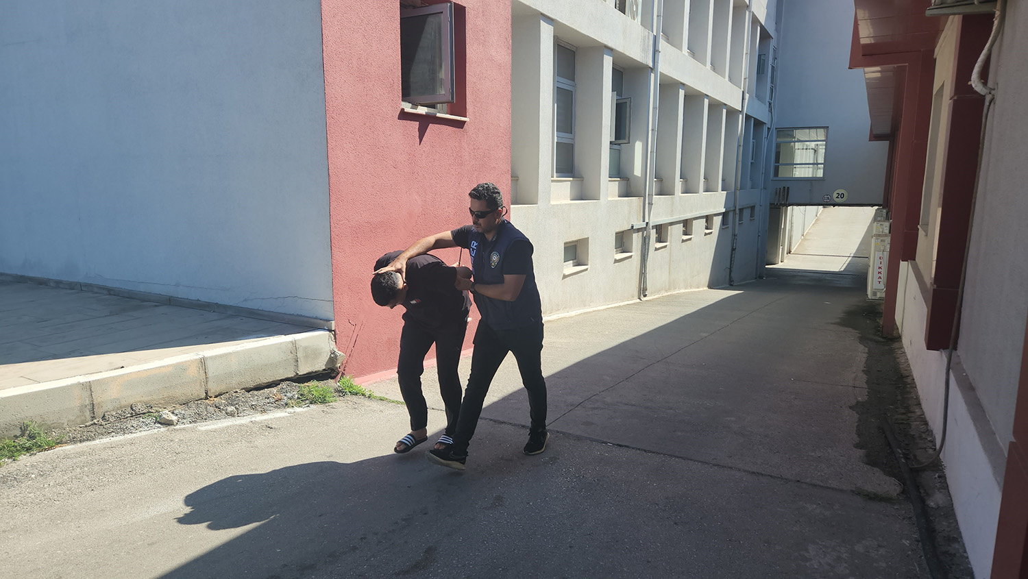 Adana'da ‘Sazan Sarmalı' Dolandırıcılığı Gerçek Ev Sahibine Hiç Para Ulaşmadı (2)