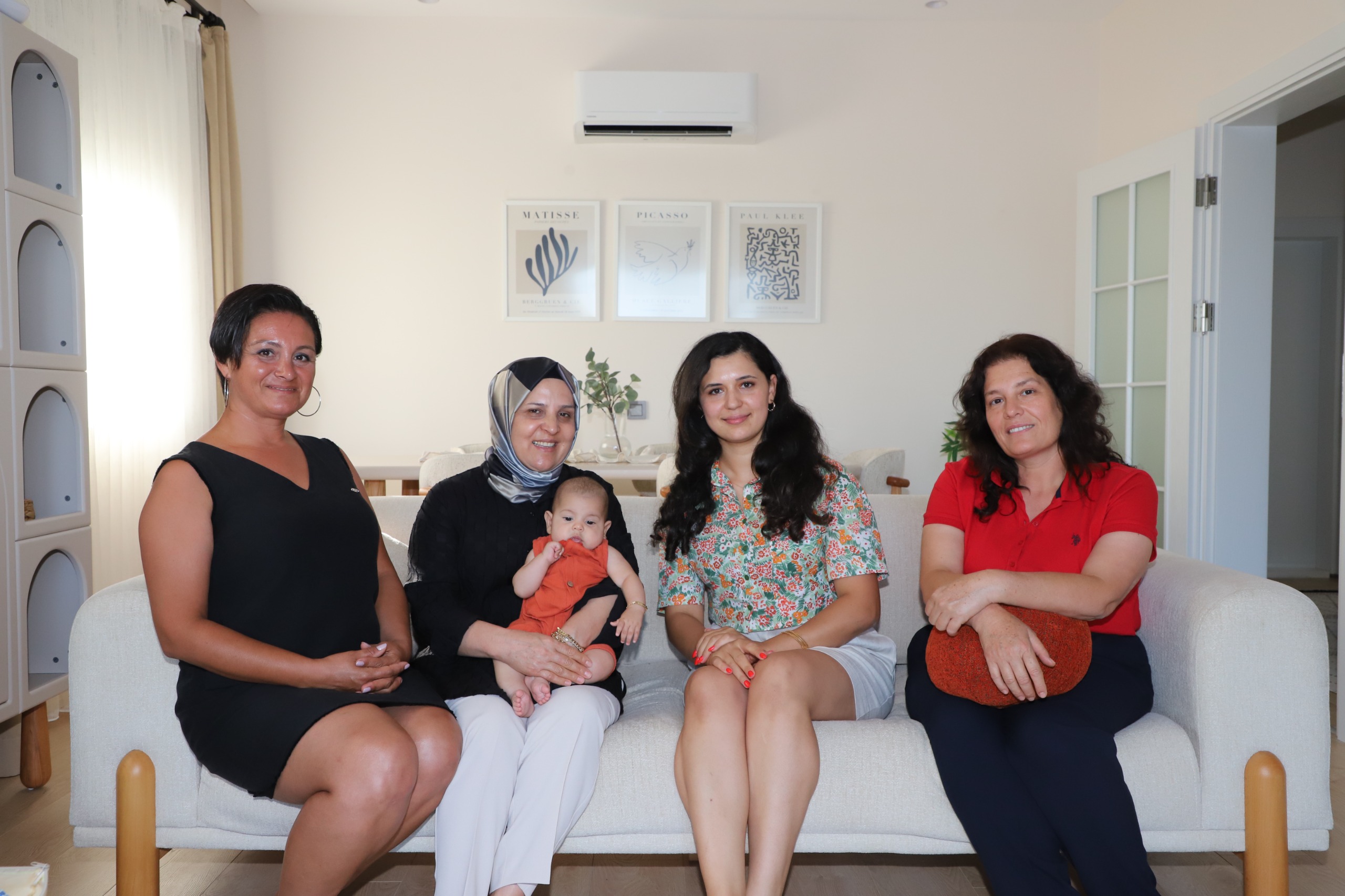 Aksu Belediye Başkanı İsa Yıldırım’ın Eşi Emine Yıldırım Bebek Ziyaretlerine Devam Ediyor (2)