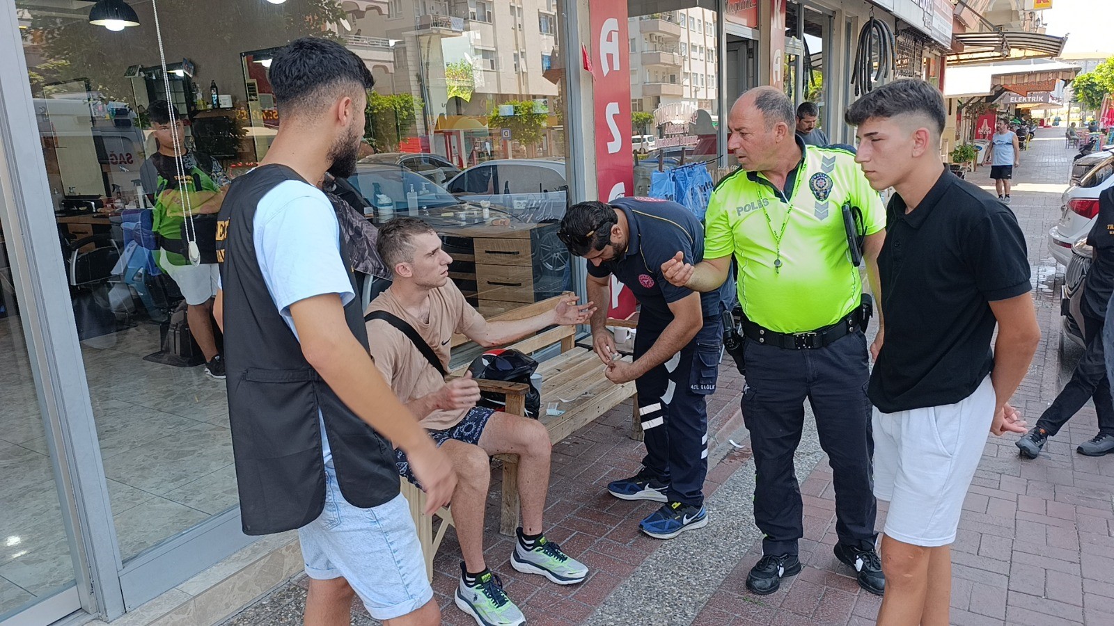Annesinin Elini Bırakıp Yola Fırlayan Küçük Çocuğa Motosiklet Çarptı (2)