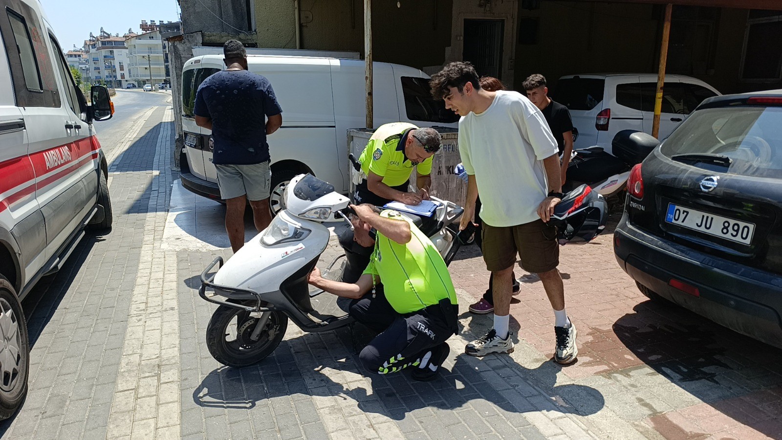 Annesinin Elini Bırakıp Yola Fırlayan Küçük Çocuğa Motosiklet Çarptı (3)