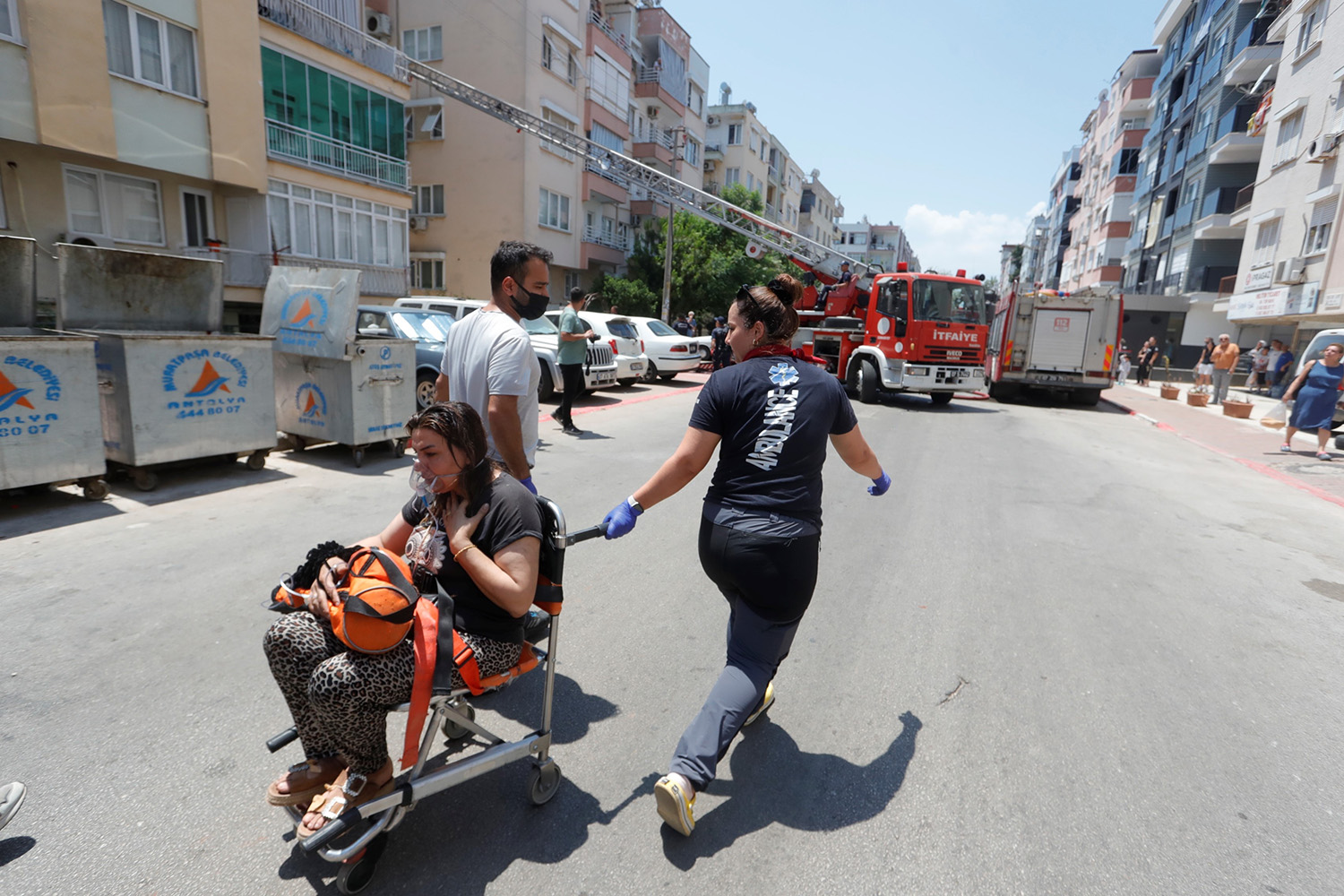 Antalya'da Apartmanda Çıkan Yangında 7'Si Çocuk 10 Kişi Dumandan Etkilendi (2)