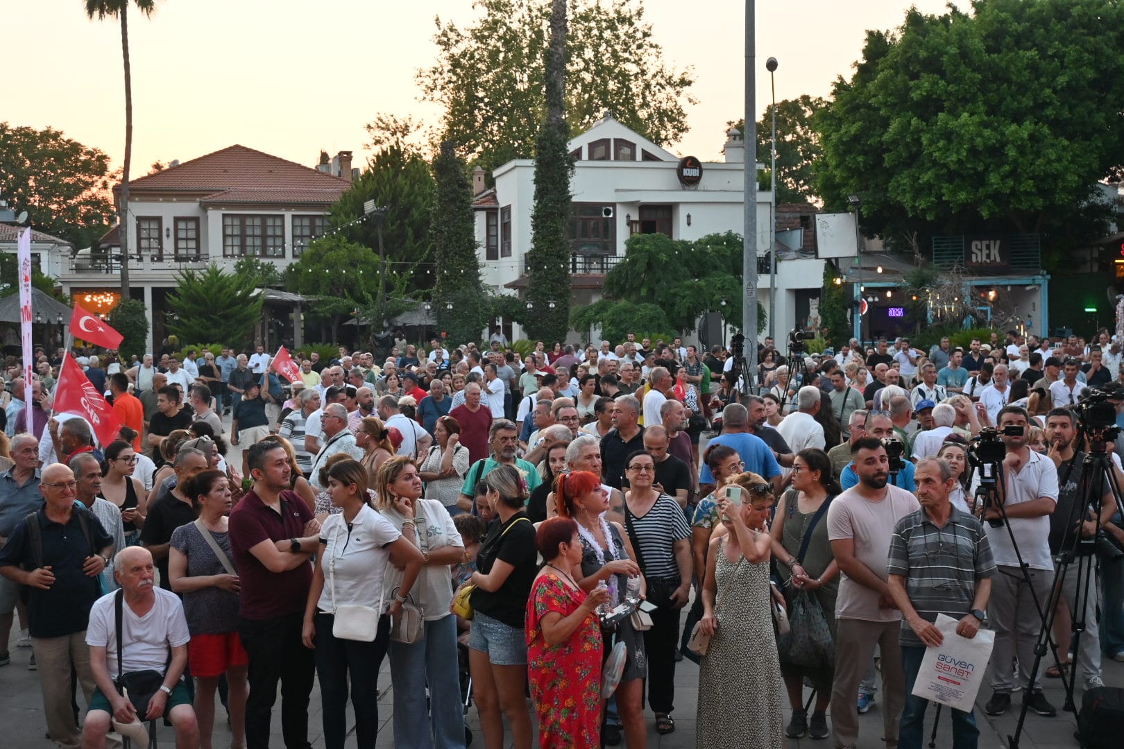 Antalyada Baskan Bocek Icin 2. Miting (2)