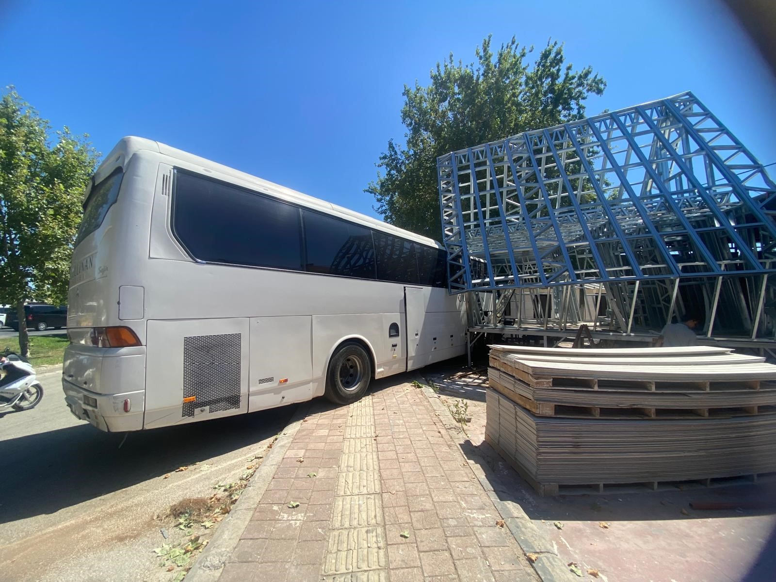 Antalya’da Büyük Kaza; Otel Servis Otobüsü, Midibüs Ve Kamyon Birbirine Girdi (4)