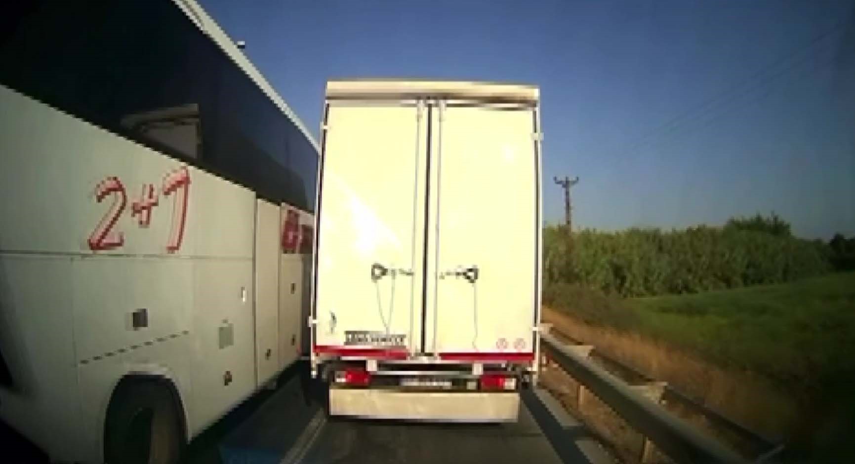 Antalya’da Kural Tanımayan Sürücüler Ambulansa Geçit Vermedi (2)
