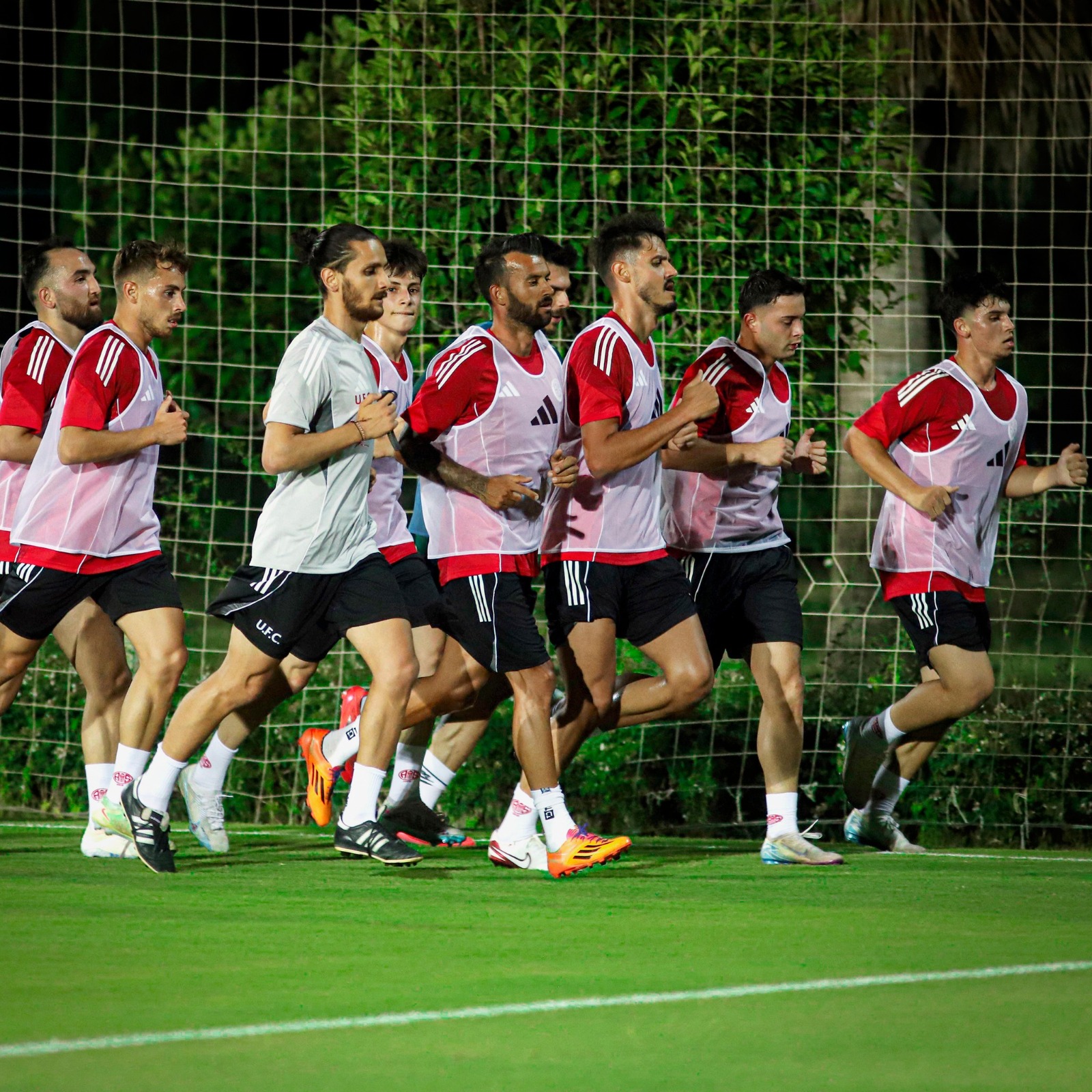 Antalyaspor 11 Oyuncu Sahaya Cikti (1)