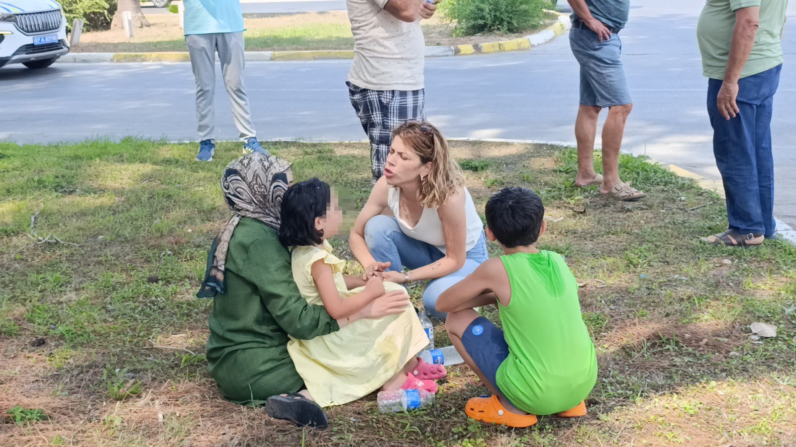 Arabasını Kenara Çekerek Babaları Için Ağlayan Çocukları Sakinleştirdi (1)