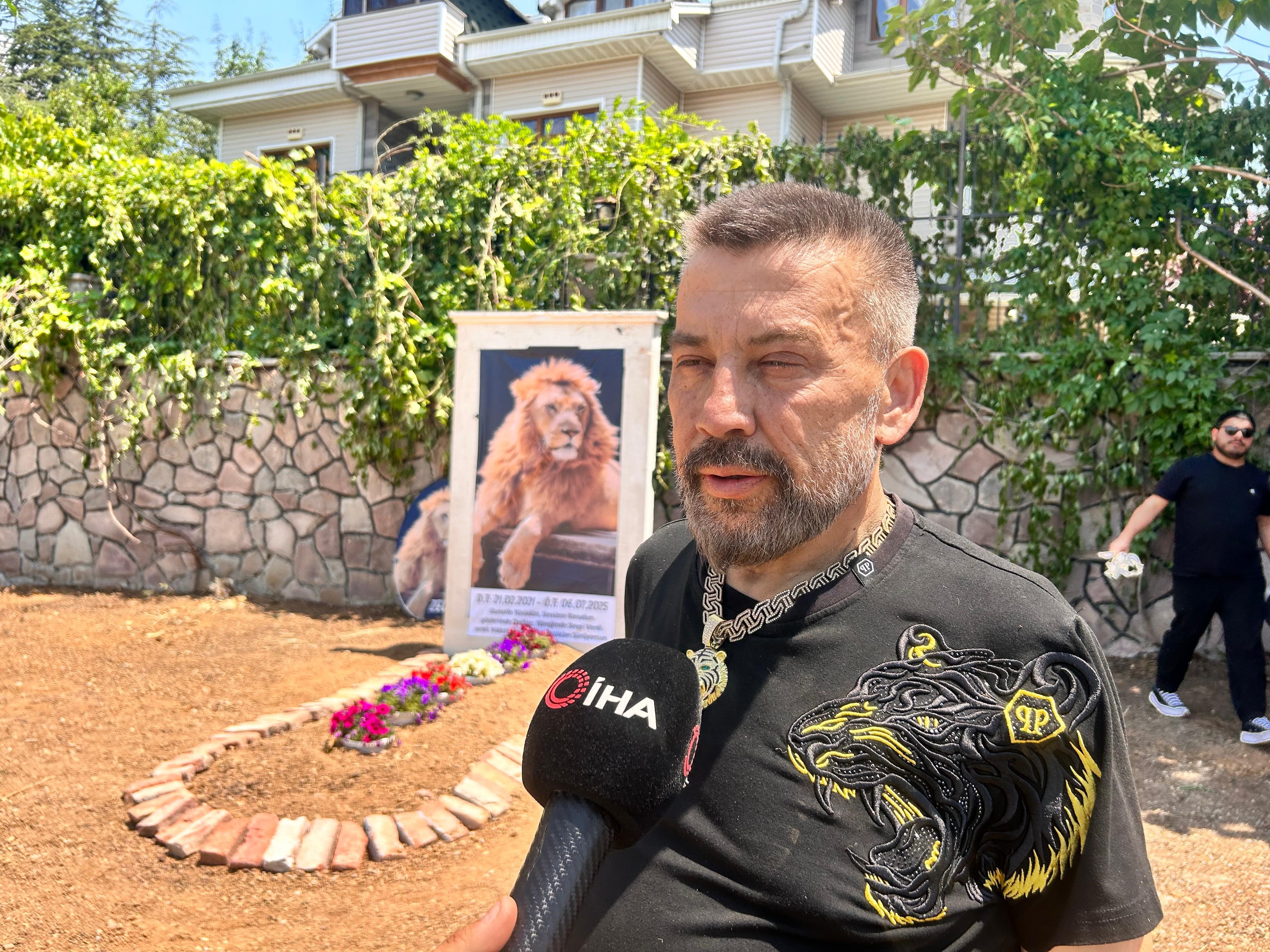 Aslan ‘Zeus’ Evinin Önüne Temsili Mezar Yaptırdı (1)
