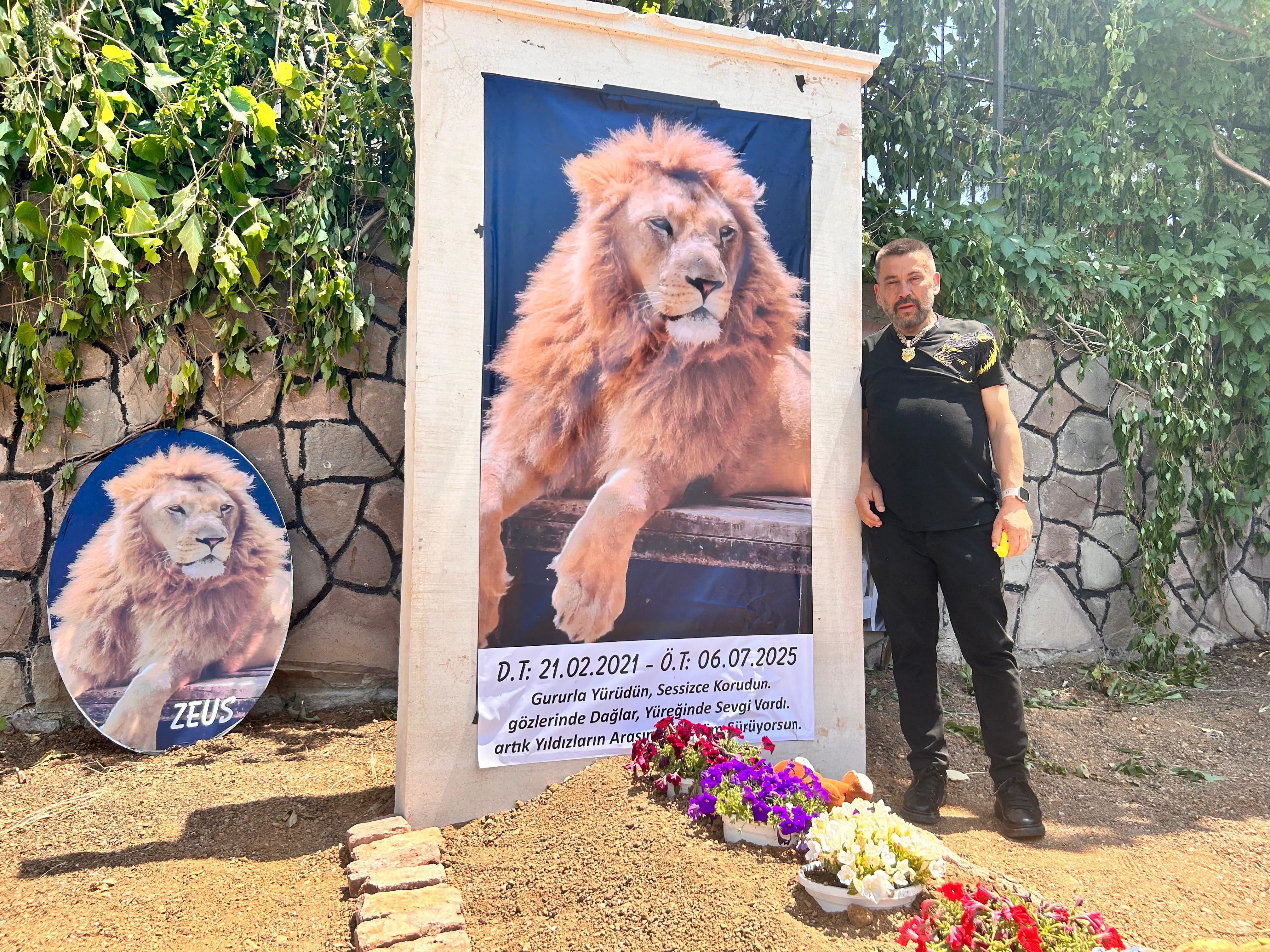 Aslan ‘Zeus’ Evinin Önüne Temsili Mezar Yaptırdı (3)
