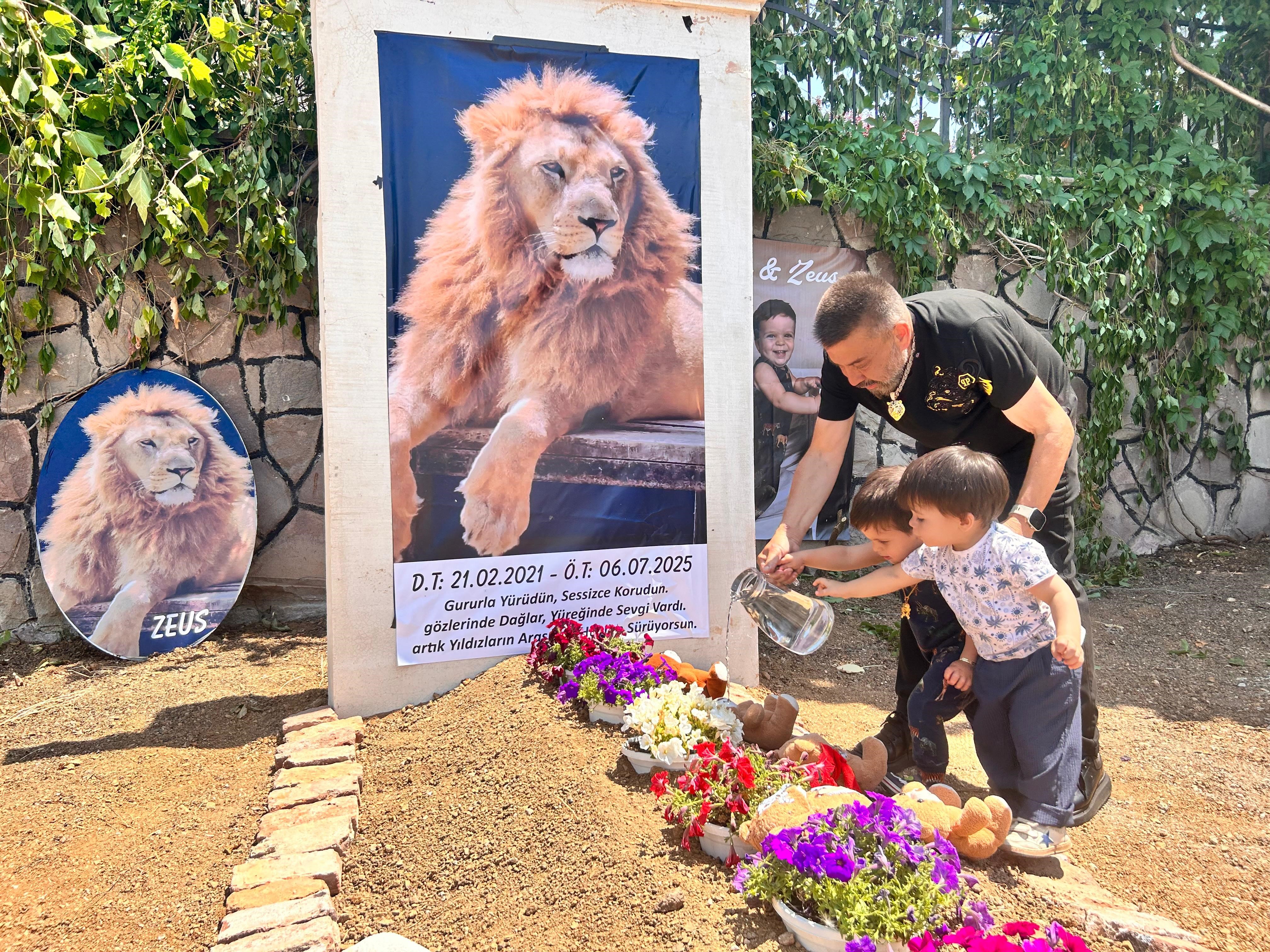 Aslan ‘Zeus’ Evinin Önüne Temsili Mezar Yaptırdı (4)