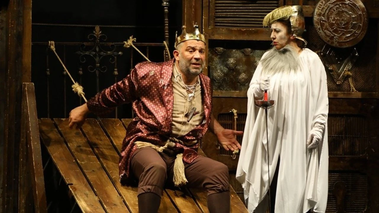 Bir Baba Hamlet Oyunu 1