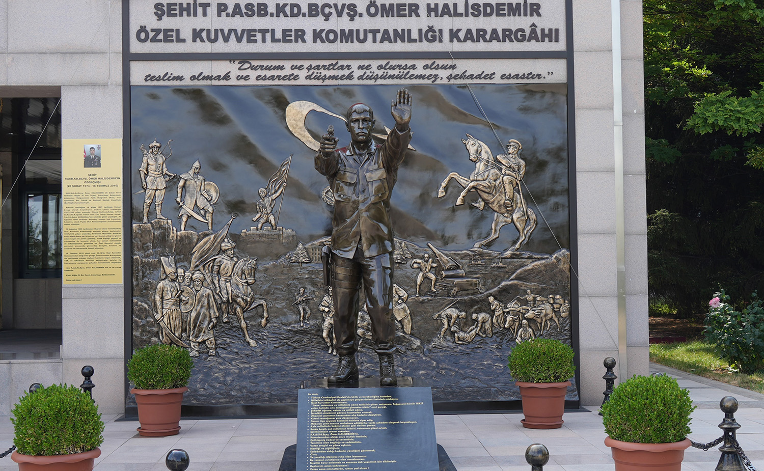 Darbe Seyrini Değiştiren Kahraman Ömer Halisdemir'in Şehadet Noktası Özel Zeminle Korunuyor (1)