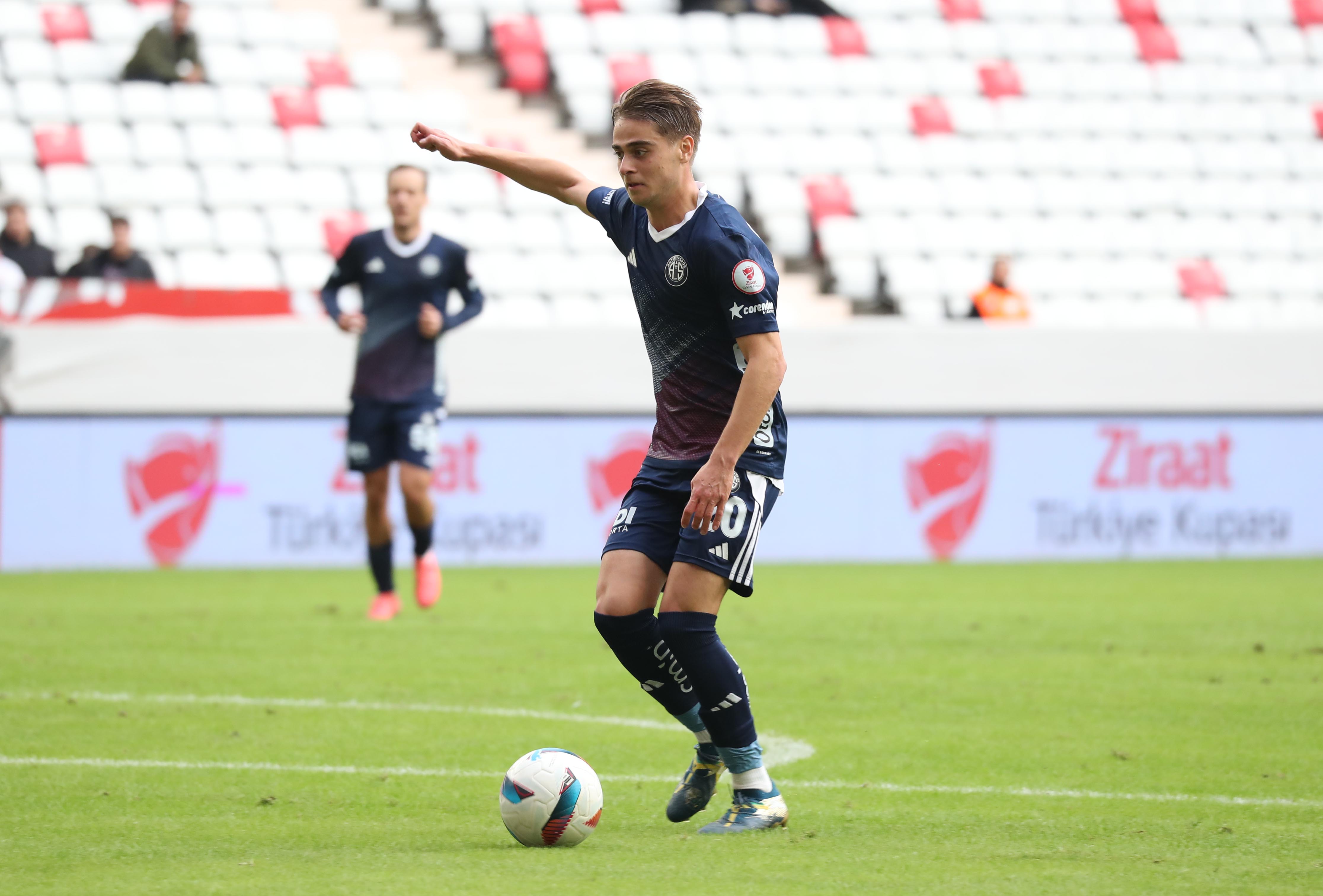 Emre Uzun (19)