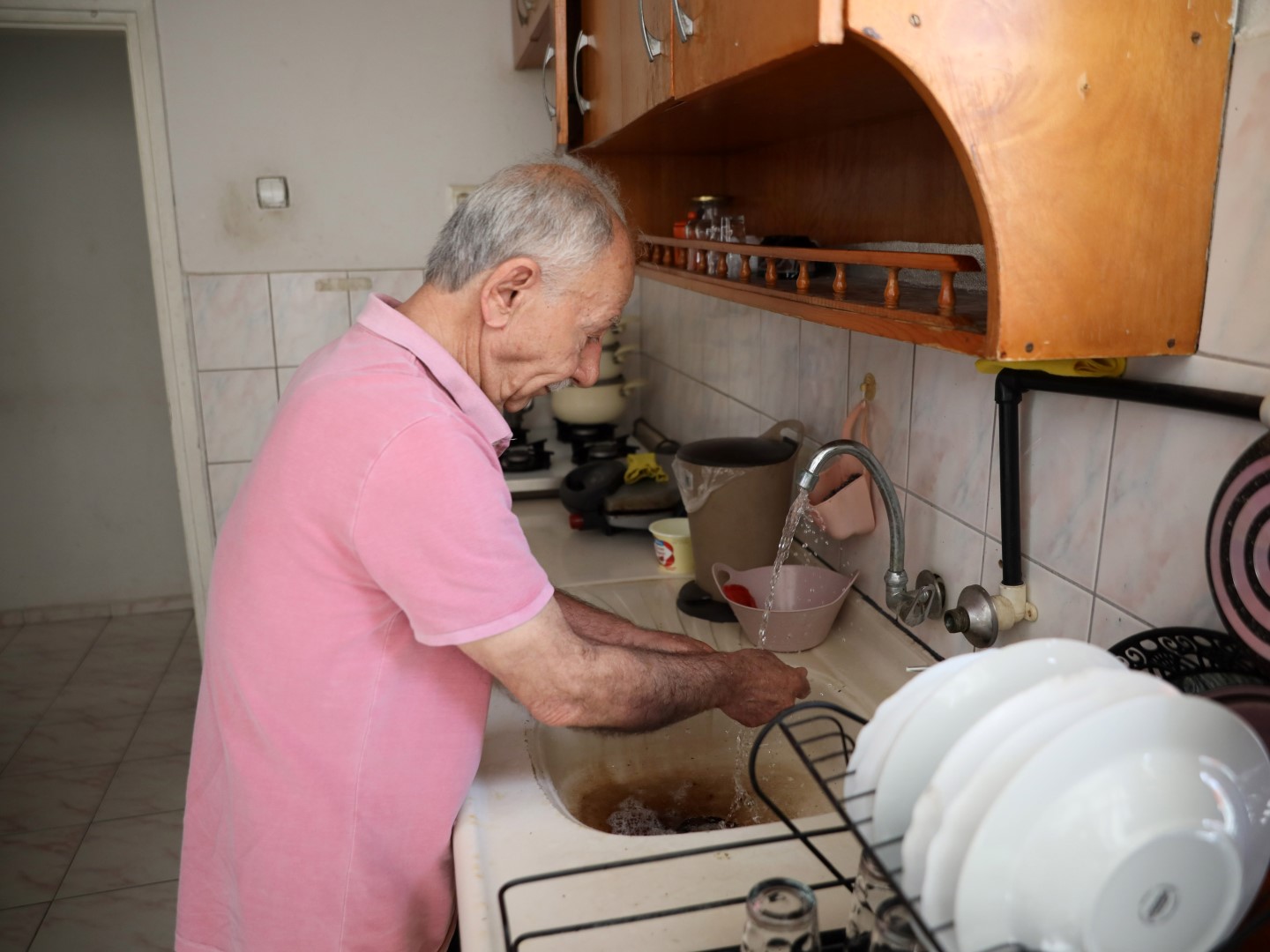 Evden Tahliye Edilen Dede Ile 2 Torunu 822729 243763 (Large)