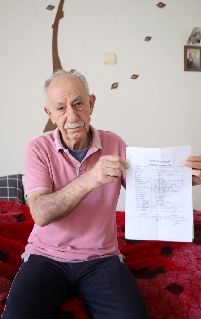 Evden Tahliye Edilen Dede Ile 2 Torunu 822730 243763 (Large)