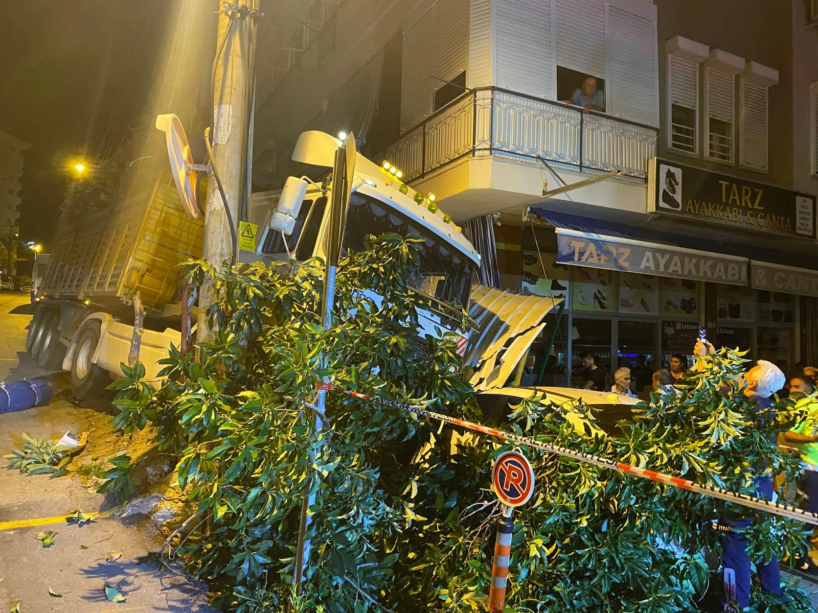 Freni Boşalan Tır Park Halindeki 2 Otomobile Çarparak Durabildi (2)