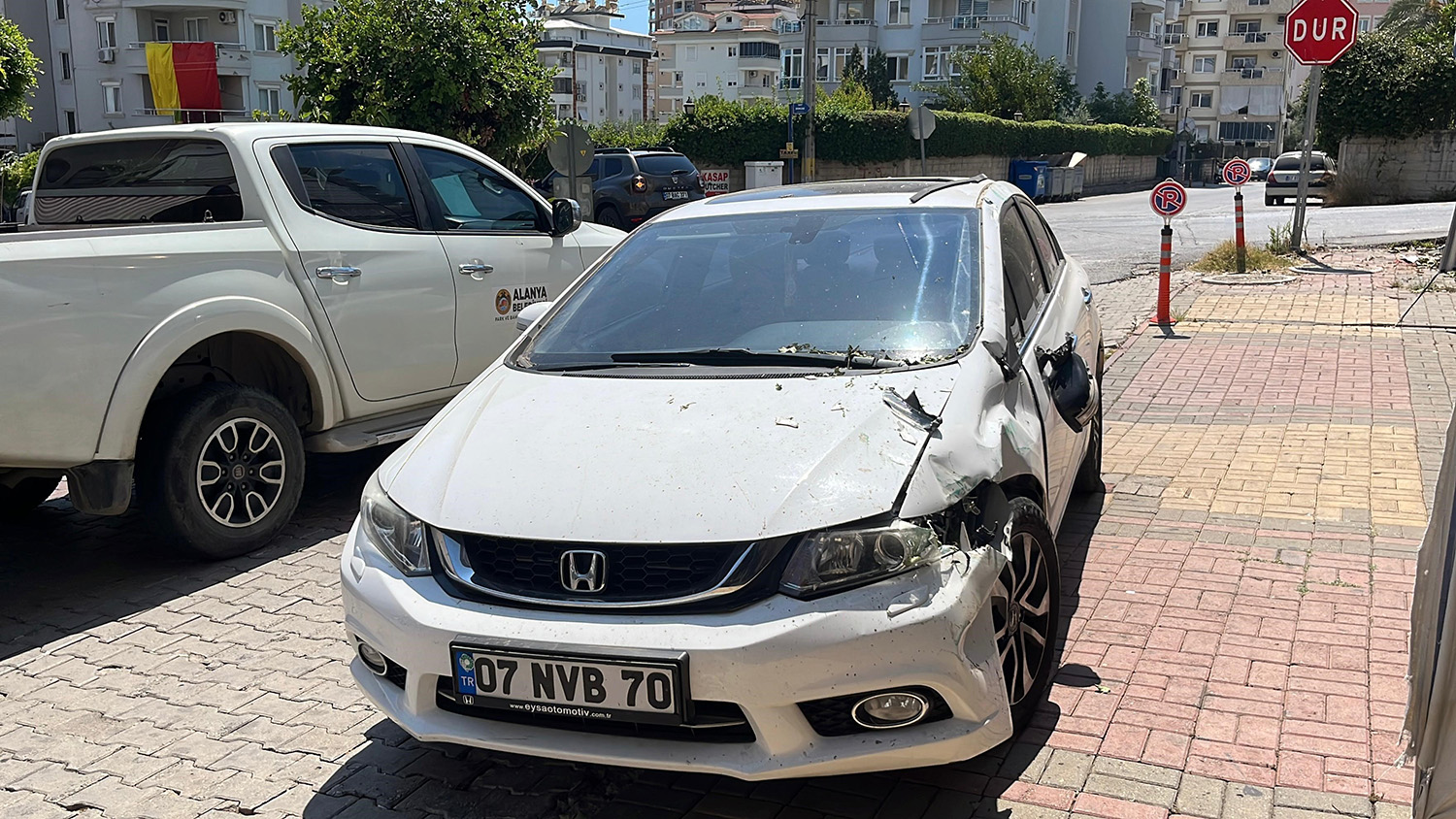 Freni Boşalan Tır Park Halindeki 2 Otomobile Çarparak Durabildi (4)