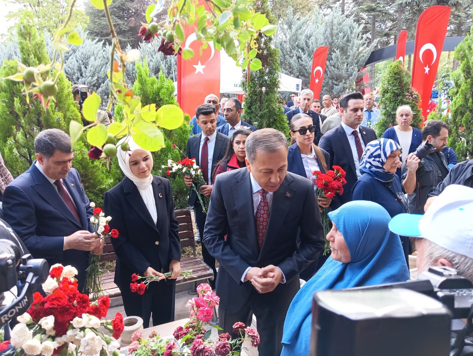 İçişleri Bakanı Yerlikaya Ile Aile Ve Sosyal Hizmetler Bakanı Göktaş’tan Şehitlere Ziyaret (1)