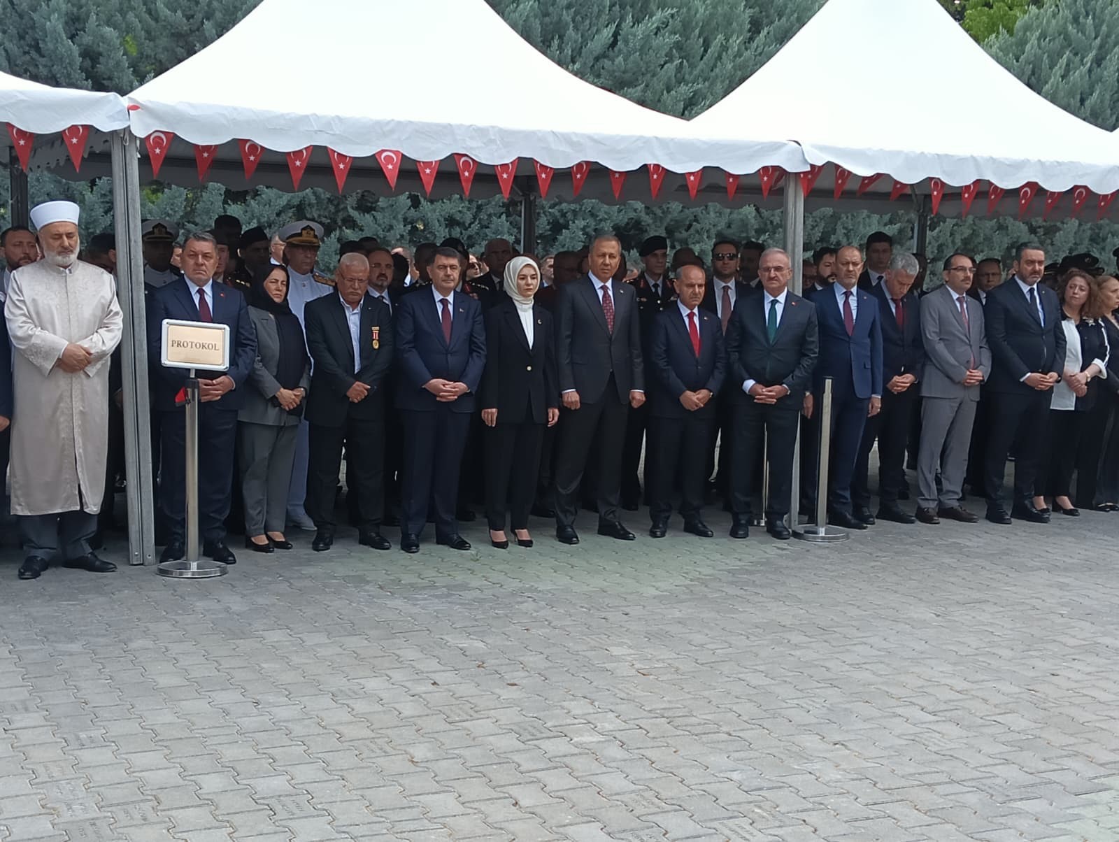 İçişleri Bakanı Yerlikaya Ile Aile Ve Sosyal Hizmetler Bakanı Göktaş’tan Şehitlere Ziyaret (3)