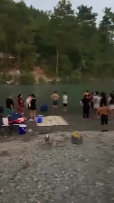Irmağa Kaçan Topu Almak Isterken Akıntıya Kapılan Lise Öğrencisi Gözlerden Kayboldu (2)