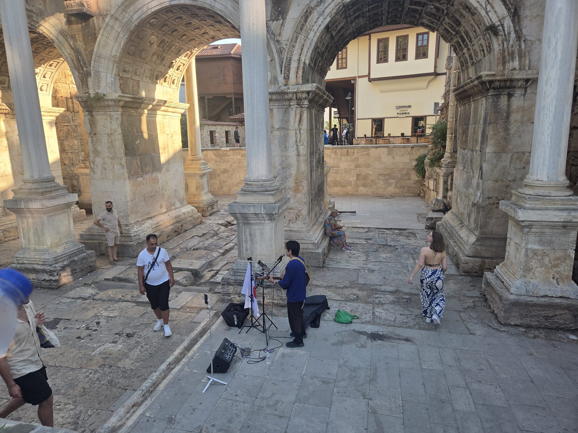 Isiklar Caddesi Dolup Tasiyor (5)