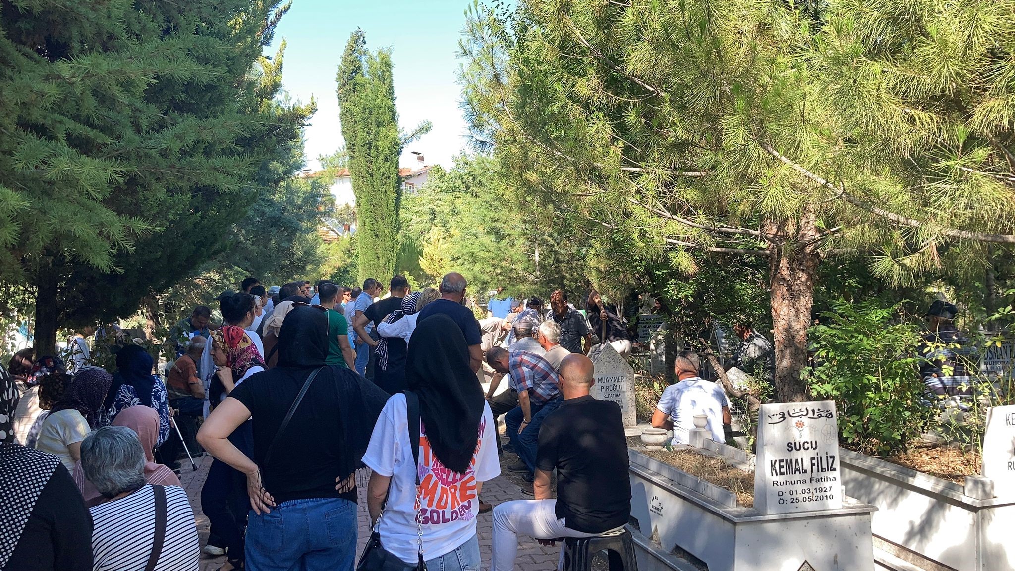 Kaldirimda Yururken Araba Carpan Genc Gozyaslariyla Topraga Verildi (2)