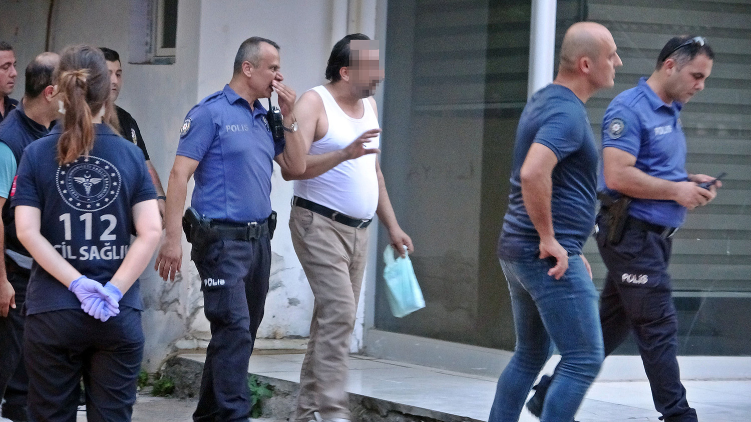 Karısına Kızıp Çatıya Çıktı, Itfaiye Erlerine Köşe Kapmaca Oynattı (1)