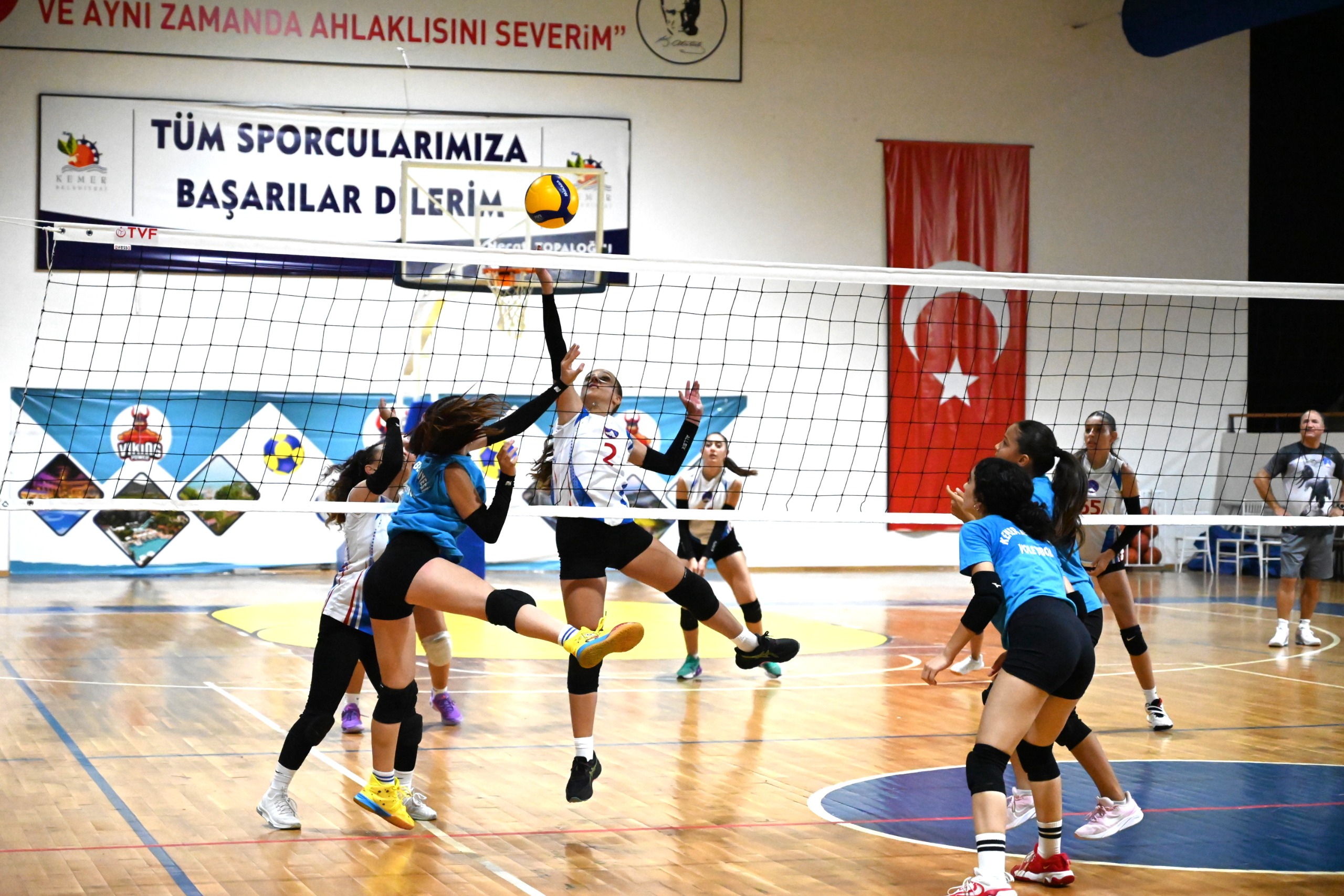 Kemer Belediye Voleybol Takımı Galibiyetle Başladı (1)