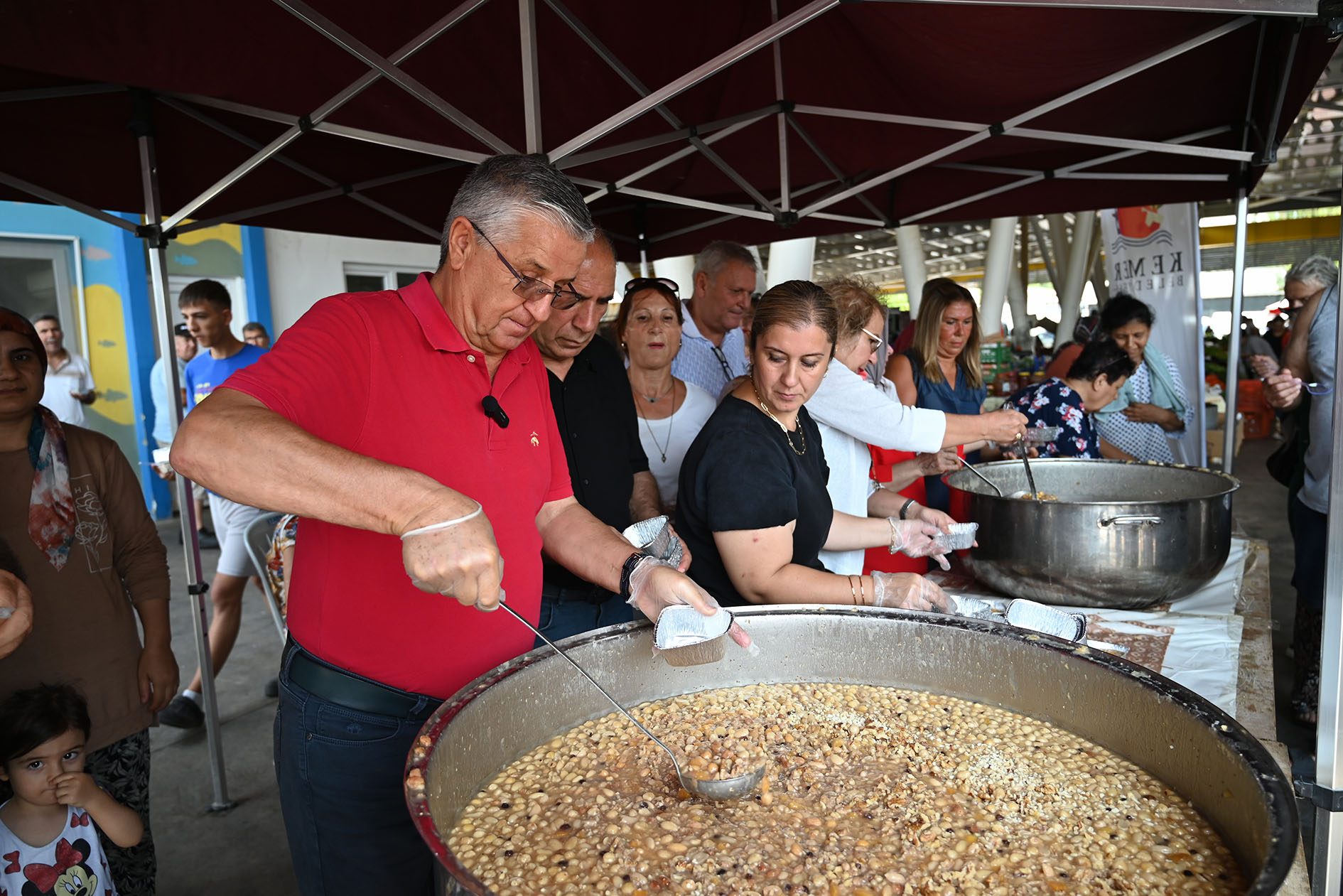 Kemer Belediyesi’nin Aşure Ikramları Sürüyor (1)