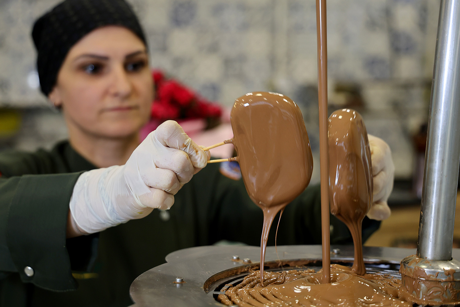 Kilosu Bin Lira Olan Bu Dondurma Sıcak Havada Yok Satıyor (1)