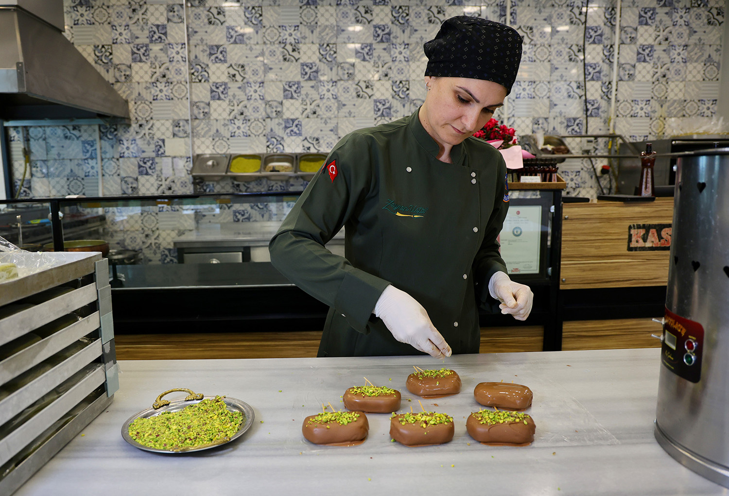 Kilosu Bin Lira Olan Bu Dondurma Sıcak Havada Yok Satıyor (3)