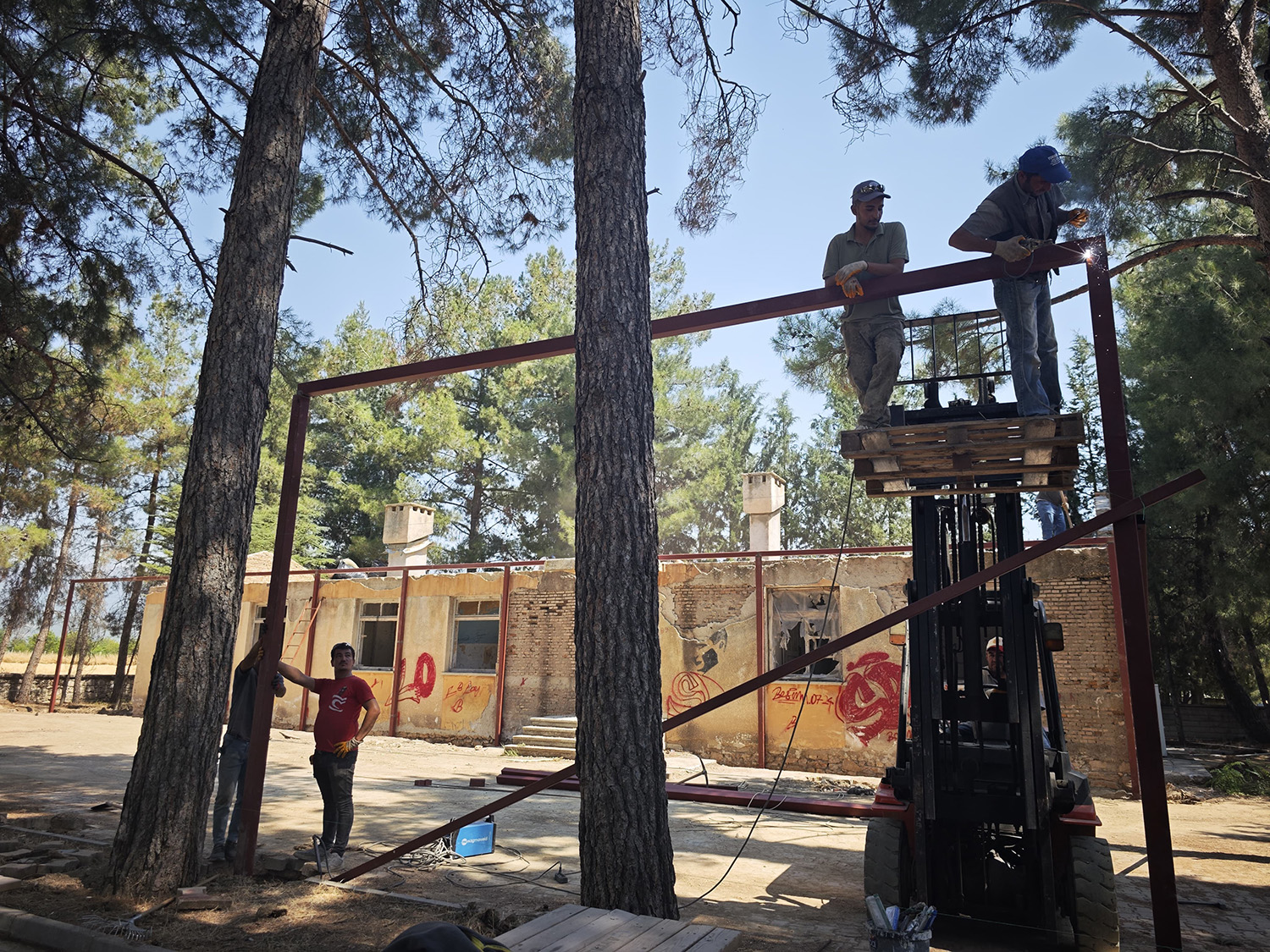 Korkuteli Belediyesi Atıl Vaziyetteki Okul Bahçesini Sosyal Alan Yapıyor (2)