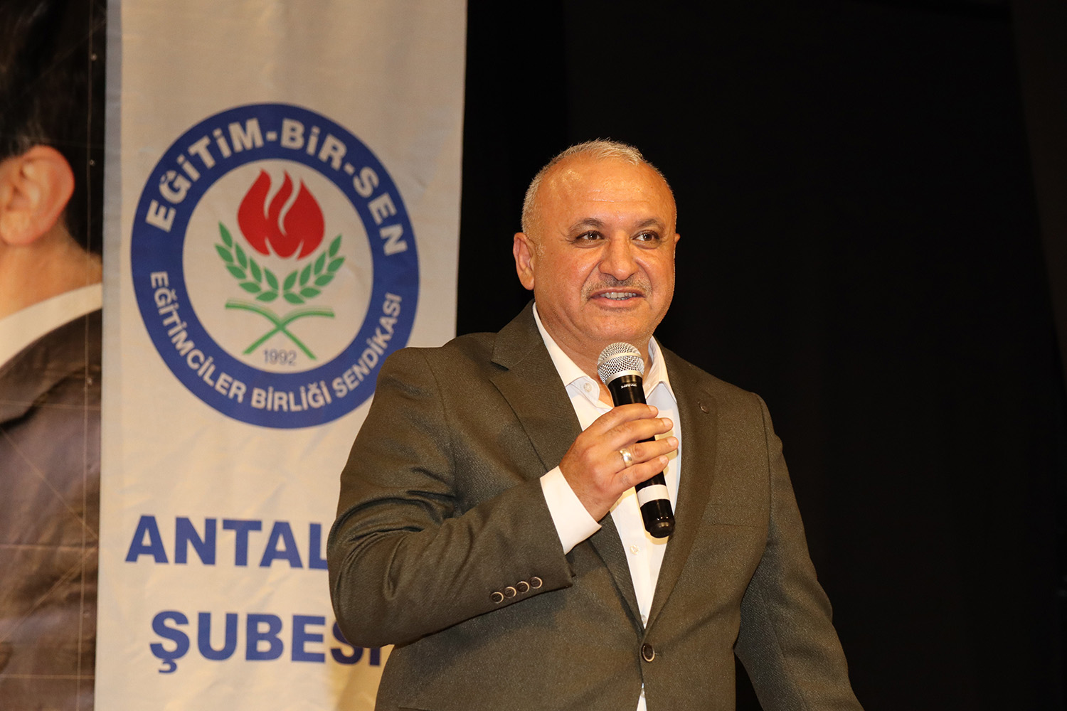 Memur Sen Antalya İl Temsilcisi Ve Eğitim Bir Sen Şube Başkanı Eyüp Bülent Miran, Kamu Görevlilerine Ve Emeklilerine Yalnızca Enflasyon Farkının Değil, Refah Pa