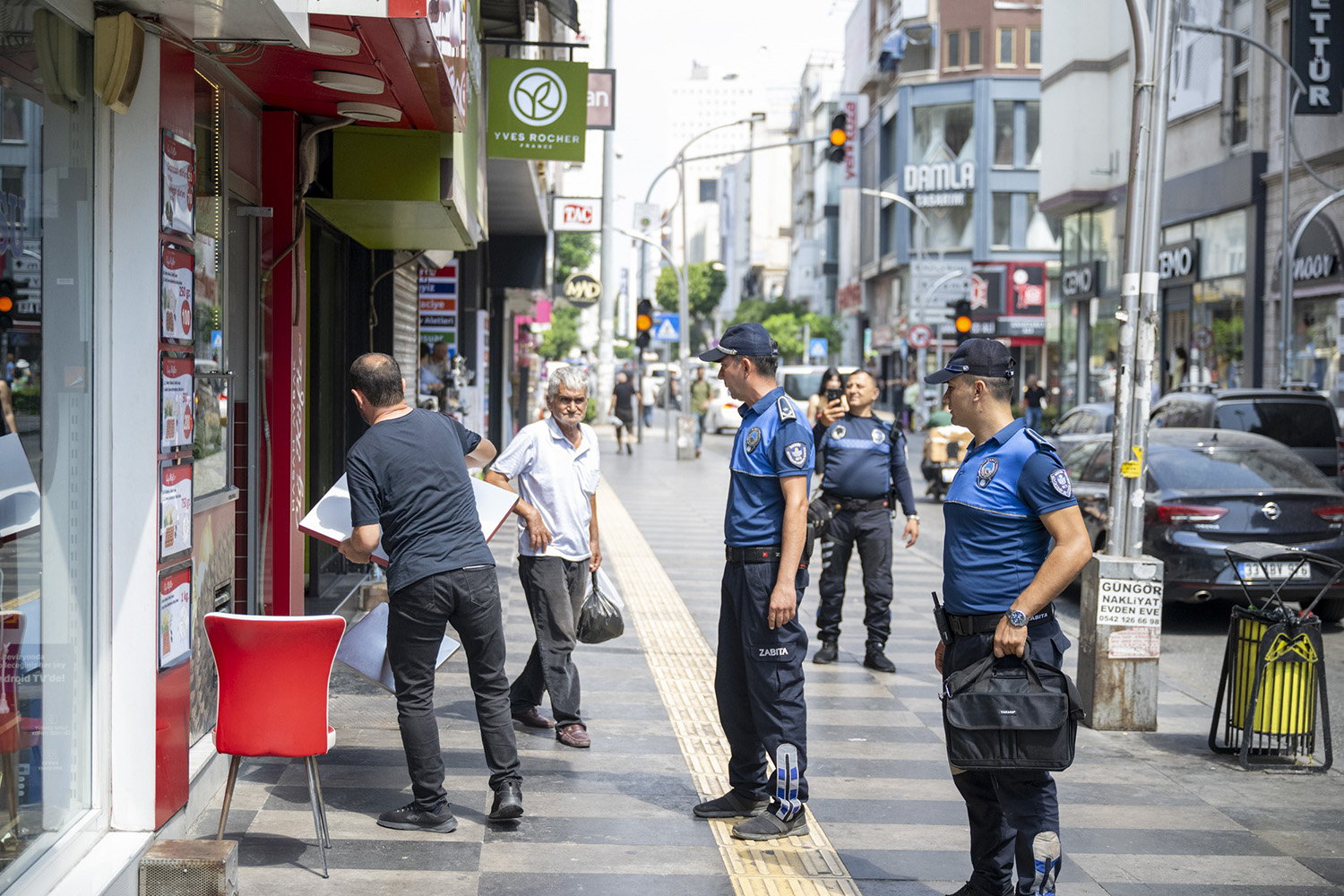 Mersin Büyükşehir Belediyesi Zabıta Dairesi Başkanlığına Bağlı Denetleme Şube Müdürlüğü Ekipleri, Kent Genelinde Yol Ve Kaldırım Işgallerine Karşı Denetimlerini Aralıksız (1)