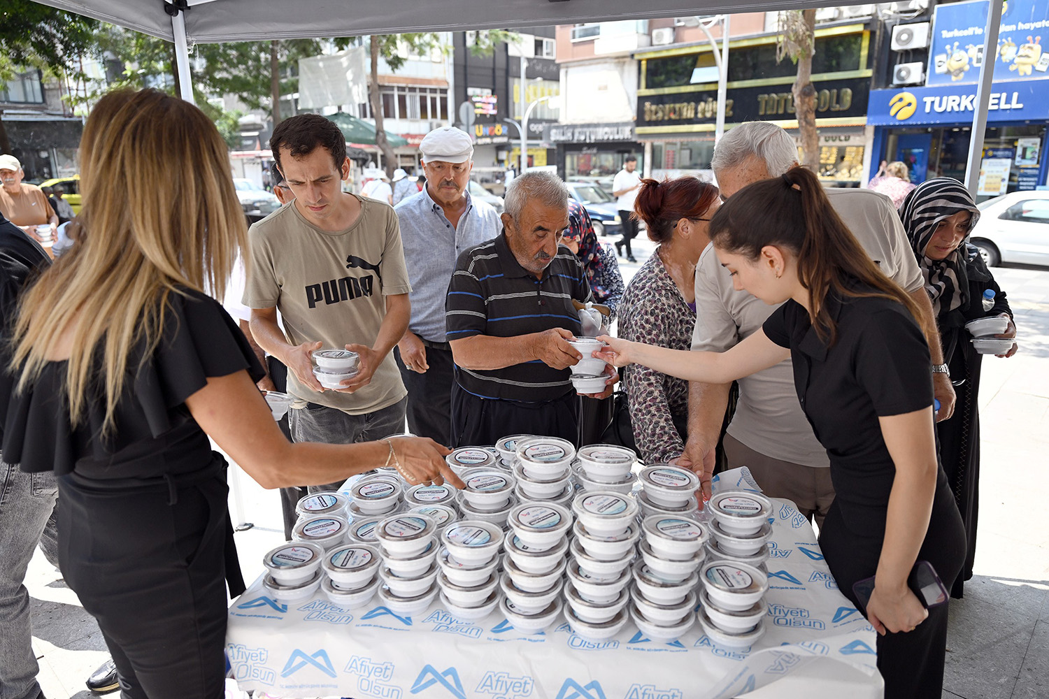Mersin'de 20 Bin Kişiye Aşure Ikram Edildi (1)