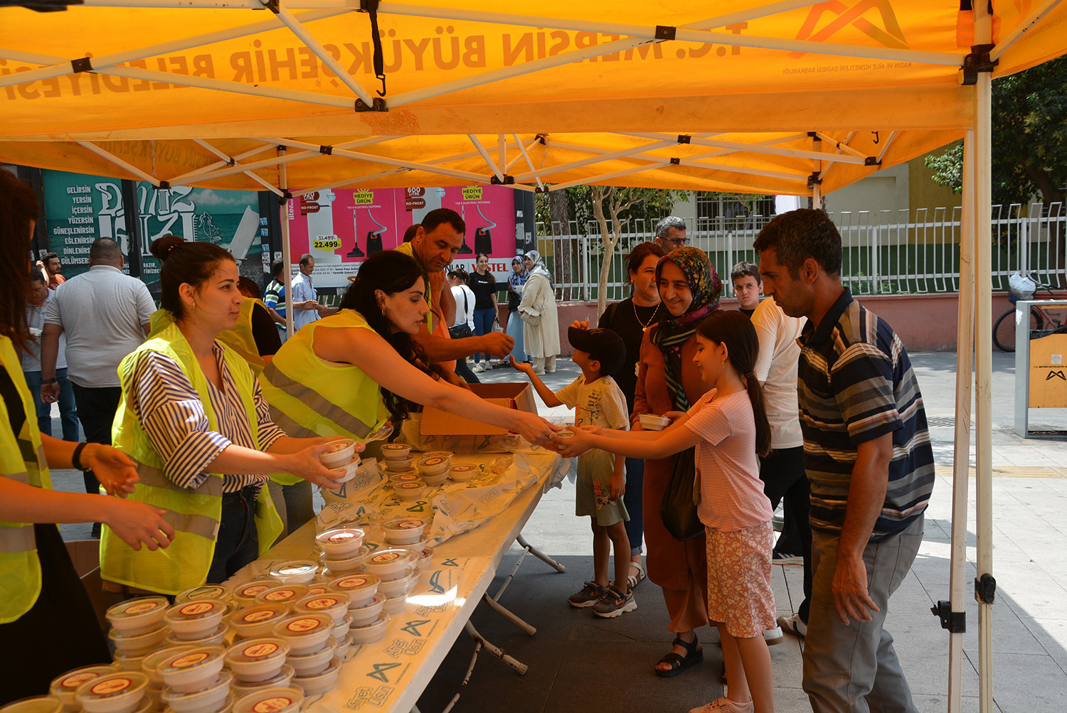 Mersin'de 20 Bin Kişiye Aşure Ikram Edildi (3)