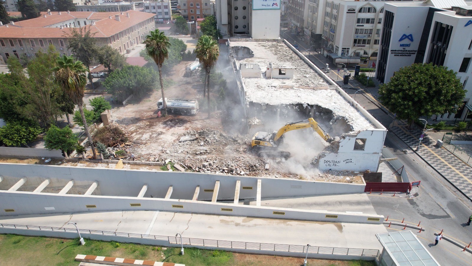 Mersin'de Eski Öğretmenevinin Yıkımı Gerçekleştirildi (4)