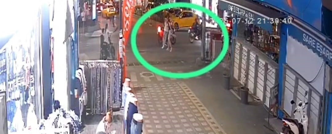 Motosiklet Sürücüsü Ile Yaya Arasında Çıkan Kavgada Tekme Ve Yumruklar Havada Uçuştu (3)