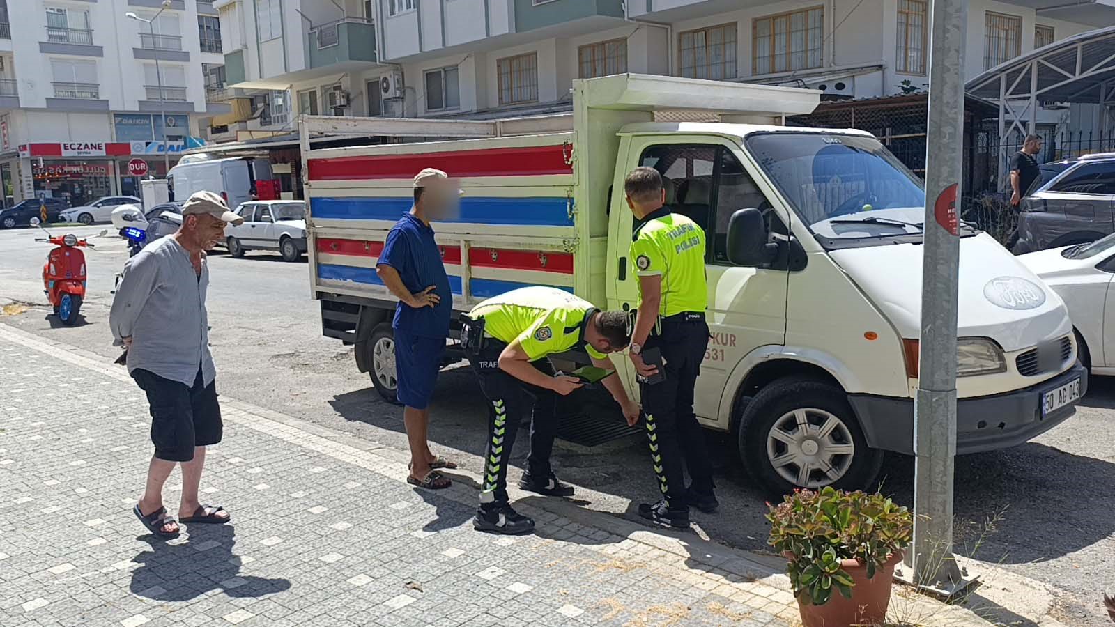Motosikletli, Kamyonetin Altında Kalmaktan Son Anda Kurtuldu (2)